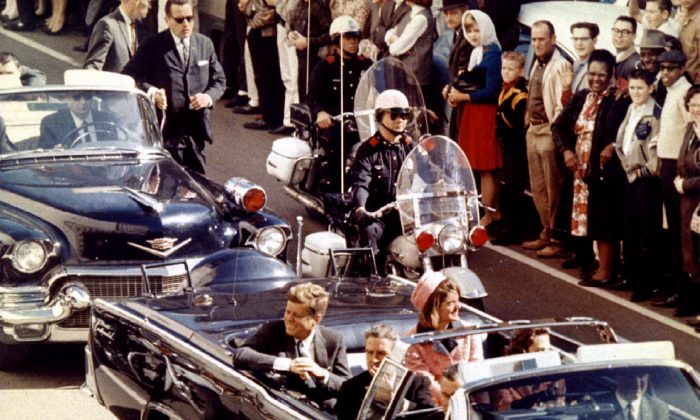 El presidente estadounidense John F. Kennedy, la Primera Dama Jaqueline Kennedy y el Gobernador de Texas John Connally viajan en limusina unos momentos antes de que Kennedy fuera asesinado, en Dallas, Texas, el 22 de noviembre de 1963.
