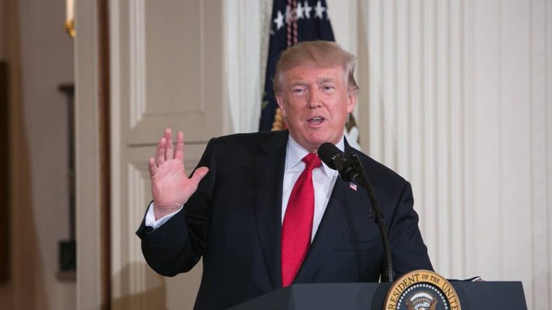 El presidente Donald Trump habla en la Sala Este de la Casa Blanca en Washington el 12 de octubre de 2017. (Benjamin Chasteen / La Gran Época)