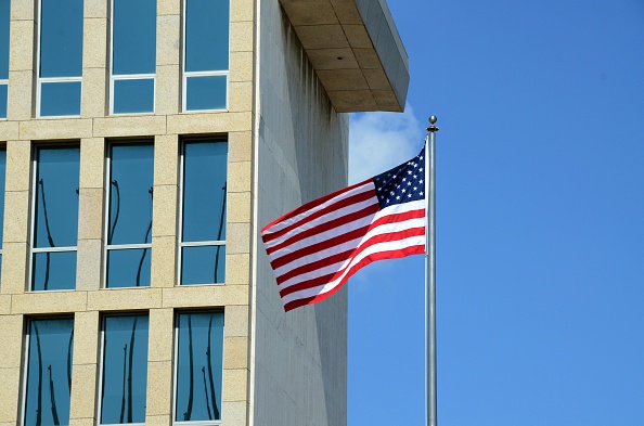 Bandera de EE. UU. en el edificio de su embajada en La Habana, Cuba. (Foto STR / AFP / Getty Images)