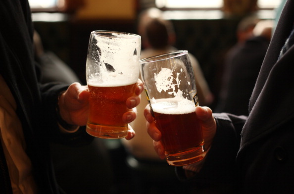 Bebedores disfrutan de una pinta de cerveza en un pub. (Foto de Peter Macdiarmid/Getty Images)