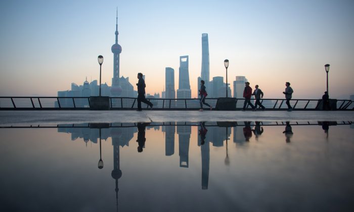 El paisaje urbano del Distrito Financiero Lujiazui en Pudong, Shanghai, 2 de diciembre 2015. (Johannes Eisele/AFP/Getty Images)