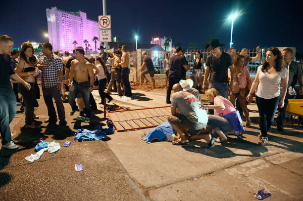 La gente atiende a los heridos fuera del recinto del festival de música Country de la Ruta 91 después de un tiroteo desde el Mandalay Bay Resort and Casino el 1 de octubre de 2017 en Las Vegas, Nevada. (David Becker/Getty Images)
