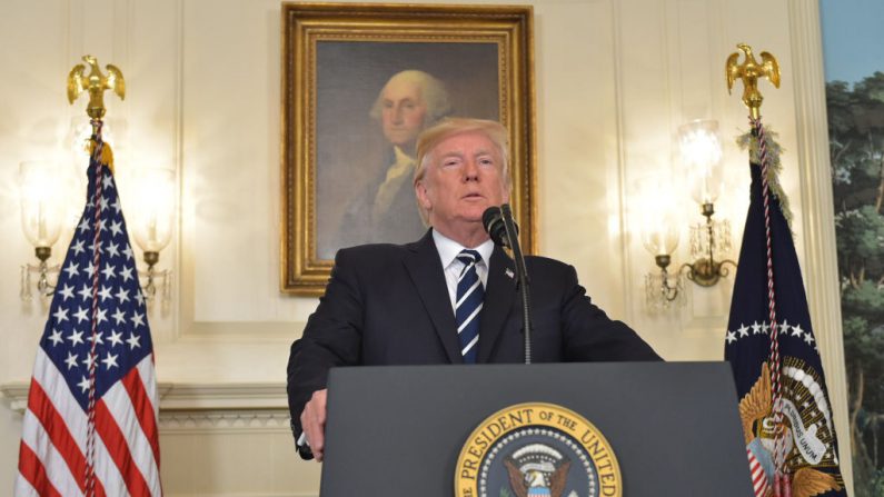 El presidente de los Estados Unidos, Donald Trump, haba sobre el tiroteo de Las Vegas desde la Sala de Recepción Diplomática de la Casa Blanca el 2 de octubre de 2017. (MANDEL NGAN / AFP / Getty Images)