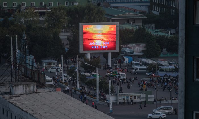 Una pantalla gigante de televisión en una plaza pública en Pyongyang, Corea del Norte, el 23 de septiembre de 2017. (ED JONES/AFP/Getty Images)