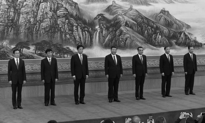 El nuevo Comité Permanente del Politburó del Partido Comunista Chino, el órgano decisor más alto del país (de izquierda a derecha): Han Zheng, Wang Huning, Li Zhanshu, el líder del Partido Comunista Chino Xi Jinping, el Primer Ministro Li Keqiang, Wang Yang y Zhao Leji se presentan ante la prensa en el Gran Salón del Pueblo en Beijing el 25 de octubre de 2017. (Wang Zhao/AFP/Getty Images)