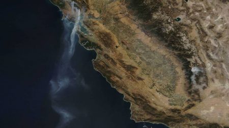 Impresionante foto de la NASA muestra más de 800 kilómetros de humo por los incendios en California