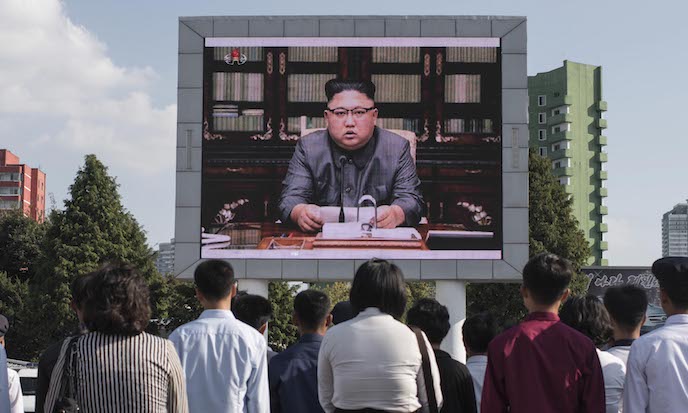 Los norcoreanos observan una declaración del dictador Kim Jong Un en una pantalla de televisión frente a la estación de tren de Pyongyang el 22 de septiembre. (Ed Jones/AFP/Getty Images)