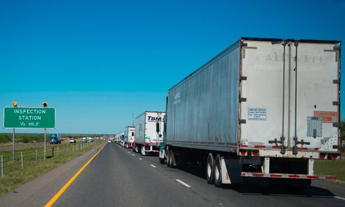 Ocho kilómetros de camiones semirremolque forman fila para la estación de inspección de la Patrulla Fronteriza de los EE.UU. al costado de la carretera en las afueras de Laredo, Texas, el 22 de febrero de 2017. (JIM WATSON/AFP/Getty Images)