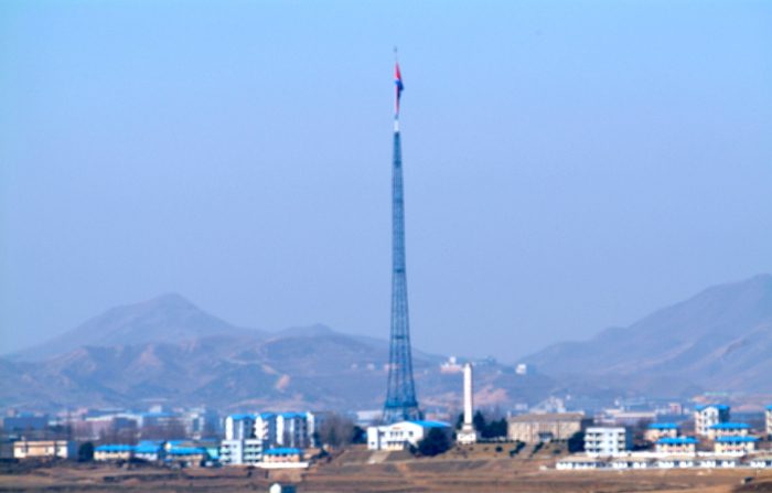 Torre gigantesca con una bandera norcoreana en Kijŏng-dong, Corea del Norte. (Foto de KoreaKurt Wahlgren)