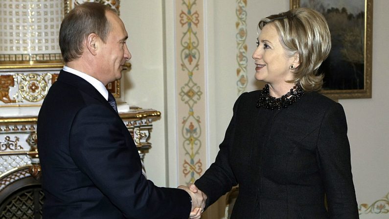 La Secretaria de Estado Hillary Clinton (Der.) estrecha la mano al Primer Ministro ruso Vladimir Putin (Izq.) en las afueras de Moscú en Novo-Ogarevo el 19 de marzo de 2010. (ALEXEY NIKOLSKY/AFP/Getty Images)