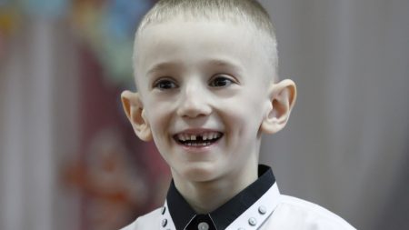 Se burlaban de sus orejas de «elfo» y con solo 6 años tuvo que operarse para volver a sonreír