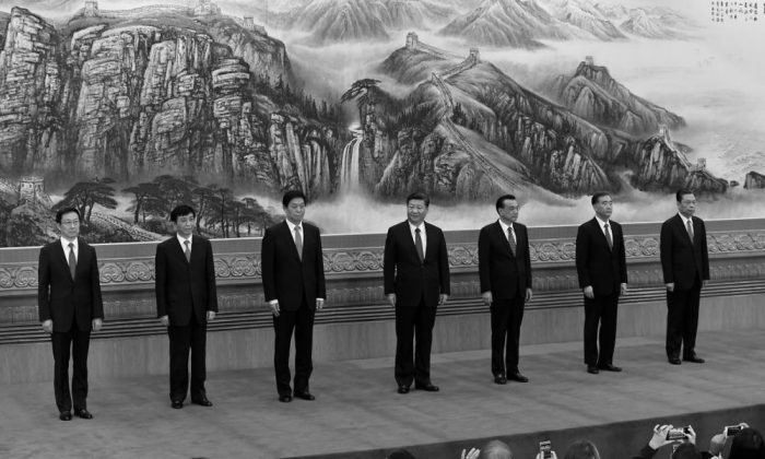 El 25 de octubre de 2017, el nuevo Comité Permanente del Politburó del Partido Comunista de China (PCCh), el principal órgano de decisión del régimen (Izq/Der): Han Zheng, Wang Huning, Li Zhanshu, el presidente chino Xi Jinping, el primer ministro Li Keqiang, Wang Yang y Zhao Leji se reúnen con la prensa en el Gran Salón del Pueblo de Beijing. (Wang Zhao/AFP/Getty Images)