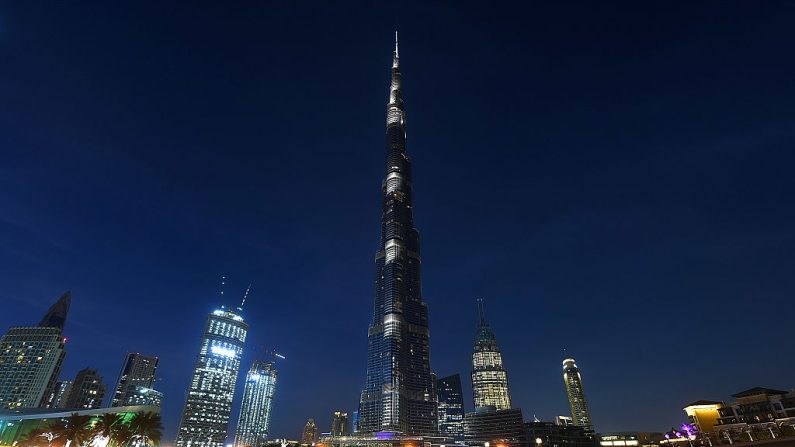 Una vista general de Burj Khalifa, la torre más alta del mundo, en Dubai, Emiratos Árabes Unidos. (Foto por Tom Dulat / Getty Images)