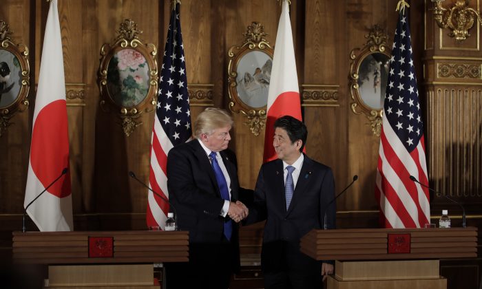 El presidente Donald Trump estrecha la mano al primer ministro japonés Shinzo Abe (Der.) durante una conferencia de prensa en el Palacio Akasaka en Tokio el 6 de noviembre de 2017. (KIYOSHI OTA/AFP/Getty Images)