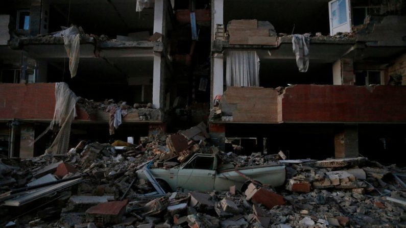 Un vehículo aplastado por los escombros tras un terremoto de 7.3 grados en Sarpol-e Zahab en la provincia de Kermanshah, Irán, el 13 de noviembre de 2017. (POURIA PAKIZEH / AFP / Getty Images)