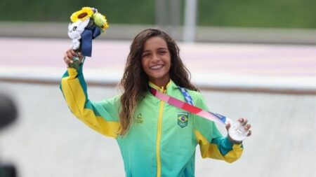 Rayssa Leal de 13 años gana medalla de plata en skateboarding en Tokio: ¡La más joven de Brasil!
