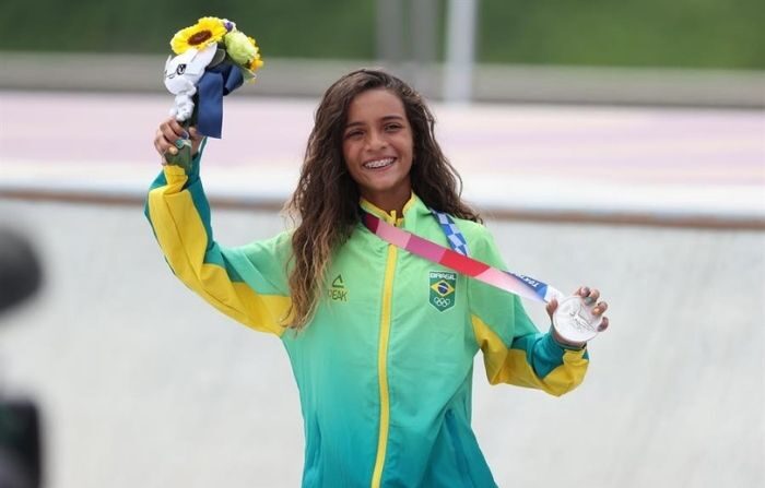 Rayssa Leal de Brasil posa con la medalla de plata durante la ceremonia de premiación del street femenino de skateboarding en los Juegos Olímpicos 2020, este lunes en el Urban Sports Park de Ariake en Tokio, Japón. (EFE/ Juan Ignacio Roncoroni)