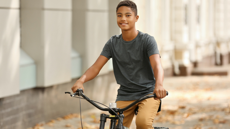 Joven en bicicleta va a su trabajo. Imagen ilustrativa. (Africa Studio/Shutterstock) 