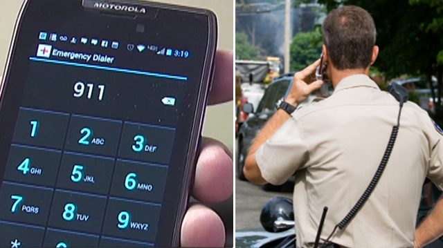 (Izq.) Un teléfono celular muestra la línea de emergencia 911. (Der.) Un agente de la ley haciendo una llamada en una foto de archivo. (The Epoch Times)