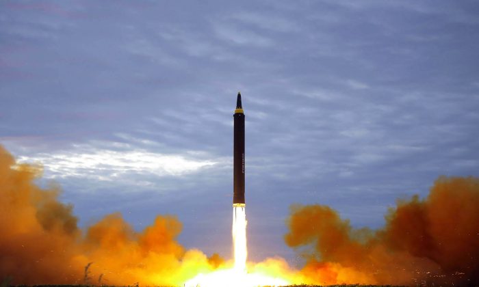 Un misil estratégico de rango intermedio de Corea del Norte, el Hwasong-12, despega de la plataforma de lanzamiento en una ubicación no revelada cerca de Pyongyang (Corea del Norte) el 29 de agosto de 2017. (STR/AFP via Getty Images)