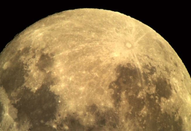 La Luna es el destino obligado para los futuros viajes interespaciales. Aquí luce desde Mamalluca, Observatorio Vicuña de Chile, (Space Weather Gallery)