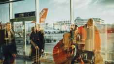 Hombre con sentido del humor avergüenza a mujer racista en el aeropuerto, y la gente lo aplaude