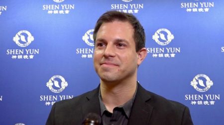 Músico Inspirado por la Orquesta de Shen Yun