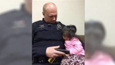 El juez no permite a una niña entrar a la corte con su padre, pero este policía sale al rescate