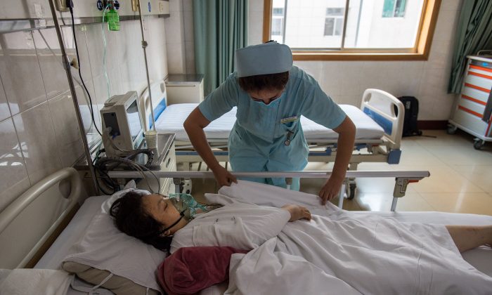 Una mujer es tratada en un hospital en Xi'an, provincia china de Shaanxi, 11 de agosto de 2017. (STR/AFP/Getty Images)