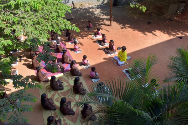 Chitra Devani con niños en escuela en meditación