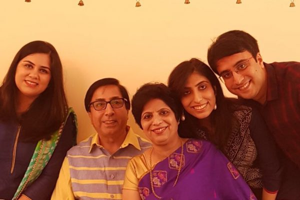 Chitra Devani y su familia