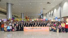 Entusiasmados fans dan una cálida bienvenida a Shen Yun en el aeropuerto de Taiwán