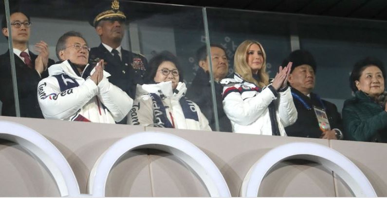 Ivanka Trump, hija del Presidente Donald Trump (alta asesora de la Casa Blanca)  y el general Kim Yong Chol de la delegación de Corea del Norte asistieron a la ceremonia de clausura de los Juegos Olímpicos de Invierno de 2018 en Pyeongchang, Corea del Sur, el 25 de febrero de 2018. (Video)