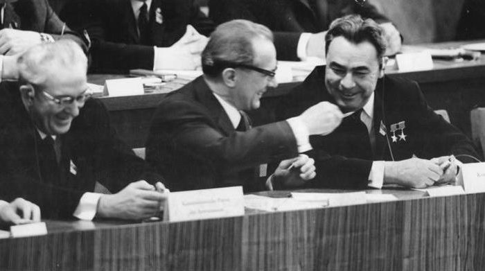Yuri Andropov (izq), ex secretario general de la Unión Soviética, se sienta junto a otros líderes comunistas en Berlin el 17 de abril de 1967. Se afirma que Andropov impulsó la creación de redes de pedofilia en occidente para usarlos como arma de chantaje. (Archivos Alemanes Federales)