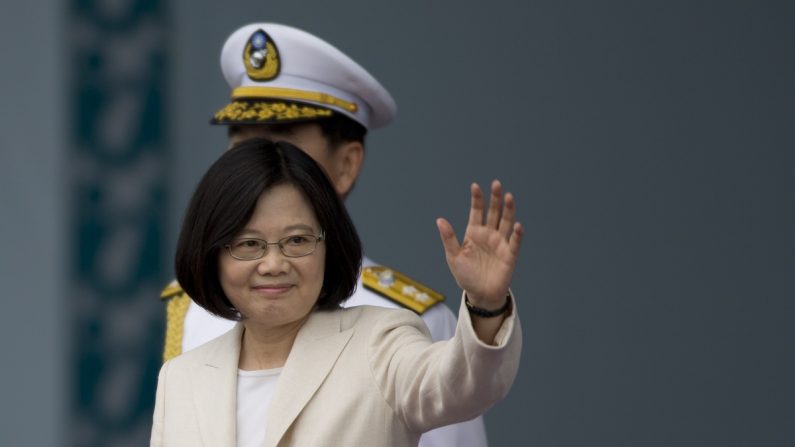 La presidente de Taiwán, Tsai Ing-wen, saluda a los simpatizantes en su ceremonia de posesión presidencial, en Taipei, Taiwán, el 20 de mayo de 2016. (Ashley Pon/Getty Images)