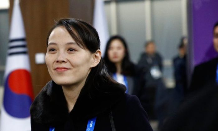 Kim Yo Jong, hermana del líder norcoreano Kim Jong Un, llega a la ceremonia de inauguración de los Juegos Olímpicos de Invierno Pyeongchang 2018, en el Estadio Pyeongchang, el 9 de febrero de 2018. (Crédito de PATRICK SEMANSKY/AFP/Getty Images)