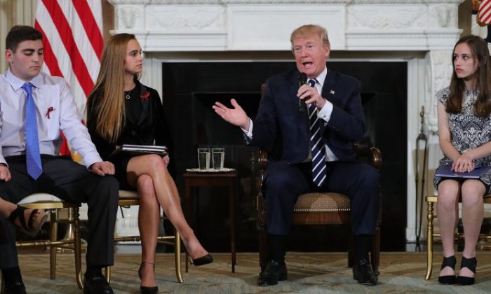 El presidente de EE. UU., Donald Trump (Cen.) habla durante una sesión de escucha en la Casa Blanca con estudiantes que sobrevivieron a la masacre de la semana pasada en Marjory Stoneman Douglas High School, el 21 de febrero de 2018, en Washington, DC. (Crédito de Chip Somodevilla / Getty Images)
