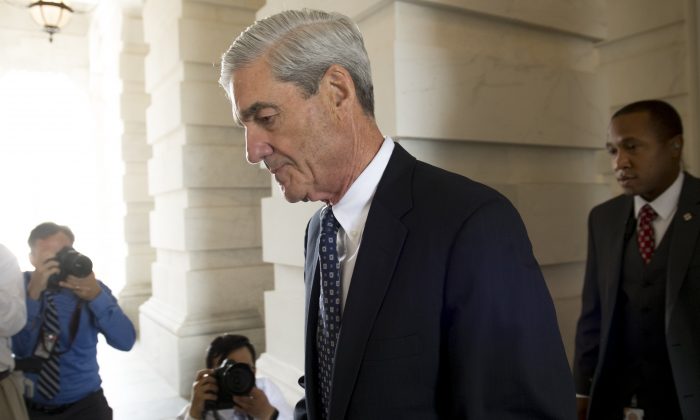 El ex director del FBI Robert Mueller, consejero especial de la investigación rusa, se retira tras una reunión con miembros del Comité Judicial del Senado de Estados Unidos el 21 de junio de 2017. (SAUL LOEB/AFP/Getty Images)