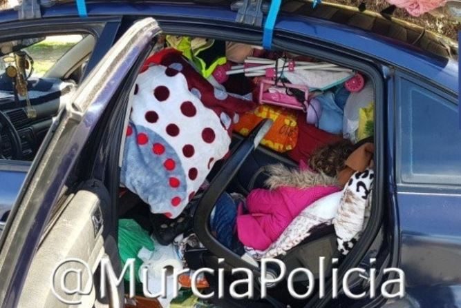 Policía de Murcia detiene un coche por exceso de equipaje y descubre una niña bajo la carga: 