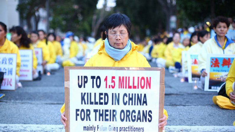 Más de 1500 practicantes de Falun Gong de más de 30 países llevan a cabo una vigilia con velas frente al consulado chino de San Francisco por aquellos que han muerto durante la persecución en China. (Benjamin Chasteen/La Gran Época)