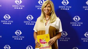 Diseñadora de alta costura queda impactada con los colores de Shen Yun y su contenido espiritual