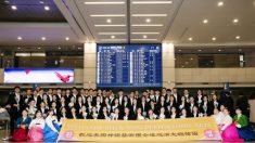 Fans entusiasmados dan la bienvenida a Shen Yun en aeropuerto de Corea del Sur