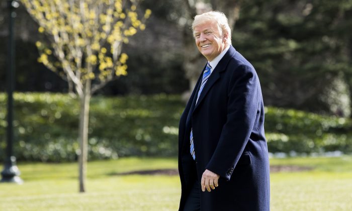 El presidente Donald Trump antes de embarcar en Marine One en el jardín sur de la Casa Blanca, en Washington, camino a Mar-a-Lago, Florida, el 23 de marzo de 2018. (Samira Bouaou / La Gran Época)