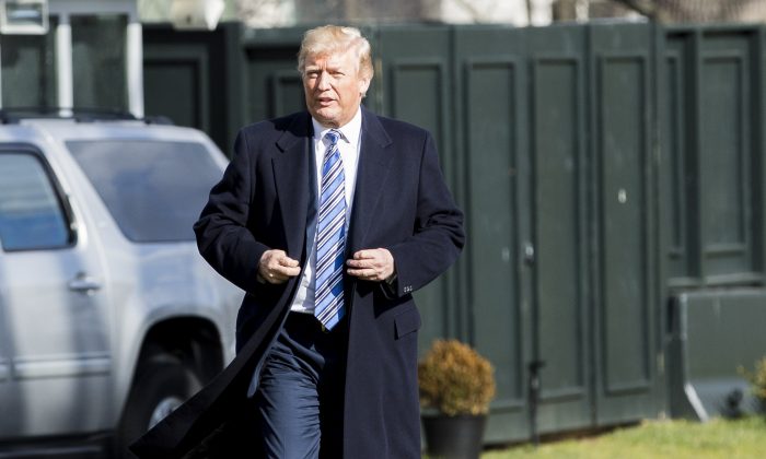 El presidente Donald Trump antes de abordar el Marine One en el jardín sur de la Casa Blanca en Washington en ruta a Mar-a-Lago, Florida, el 23 de marzo de 2018. (Samira Bouaou/La Gran Época)