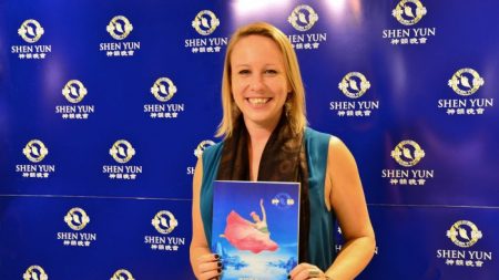 Los bailarines de Shen Yun muestran una increíble fuerza y gracia, dice coreógrafa