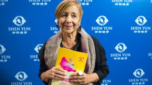 Diseñadora de moda se emociona hasta las lágrimas con Shen Yun