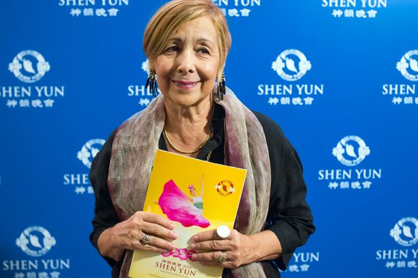 Diseñadora de moda se emociona hasta las lágrimas con Shen Yun