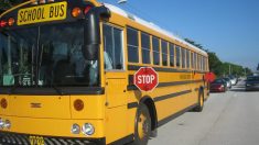 Padre hace correr a su hijo 1,6 km a la escuela por intimidar a los niños en el autobús