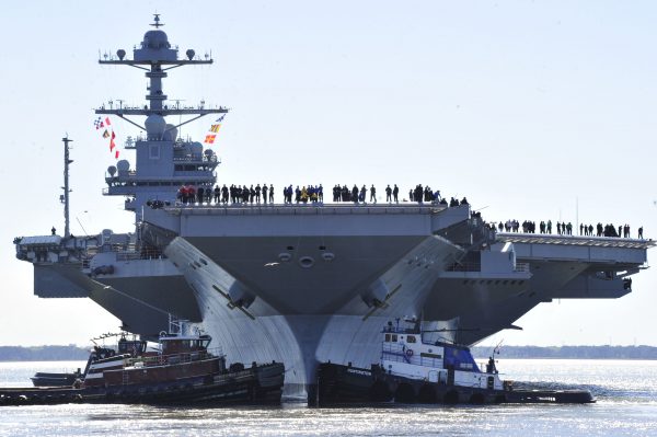 Marineros de la Marina de EE.UU. a bordo del portaaviones estadounidense Gerald R. Ford (CVN 78), en Newport News, Virginia, el 8 de abril de 2017. (Jefe especialista en comunicación de masas Christopher Delano/U.S. Navy vía Getty Images)