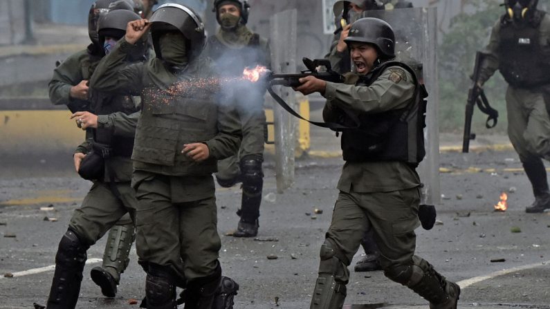 Un miembro de la guardia nacional dispara contra los manifestantes de la oposición durante enfrentamientos en Caracas el 28 de julio de 2017. (Crédito de CARLOS BECERRA/ AFP/Getty Images)